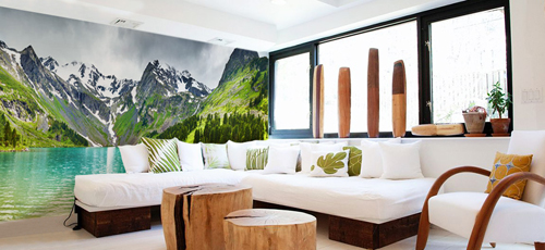   Vì những bức tranh phong cảnh hùng vĩ, nhiều chi tiết nên nội thất trong nhà cần hạn chế về màu sắc.  